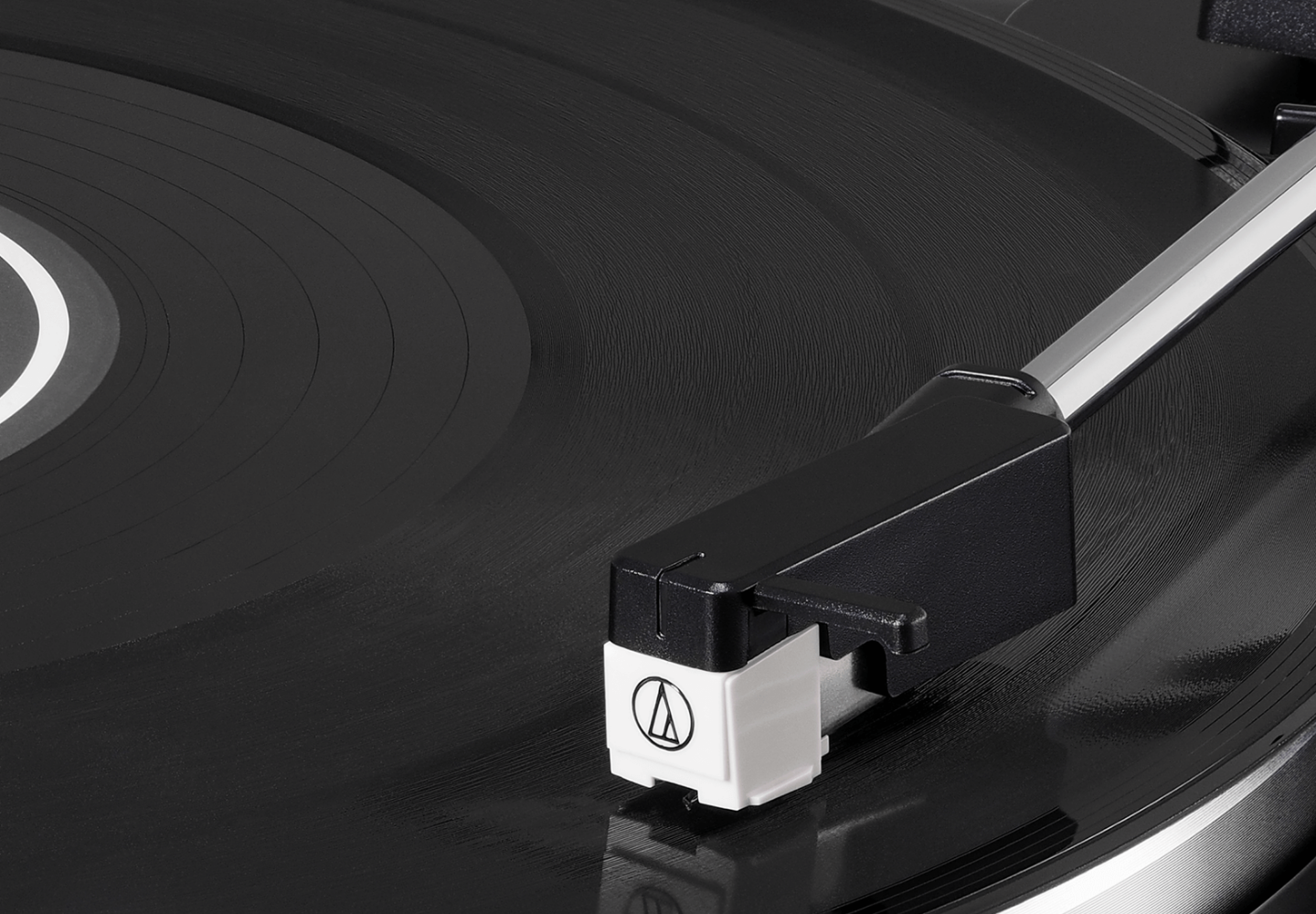 AT-LP60XBT-SV em um ambiente moderno, destacando sua cor prata