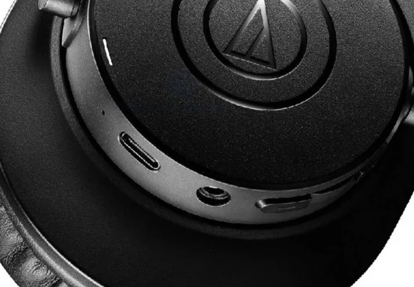 Detalhe do earcup e dos controles do ATH-M20XBT