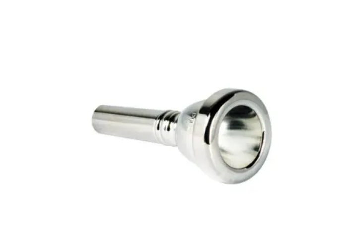 Detalhe do acabamento prateado e gravação do modelo no bocal