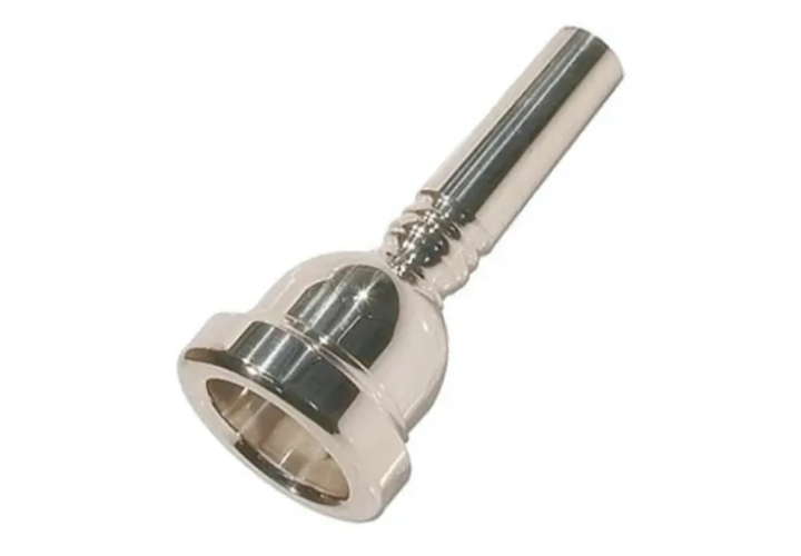 Detalhe do acabamento prateado e gravação do modelo no bocal