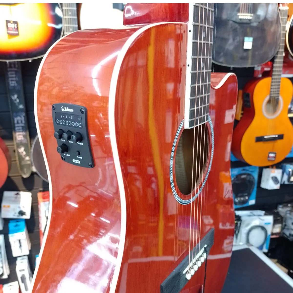 Headstock com tarraxas Die Cast pretas, garantindo estilo e afinação