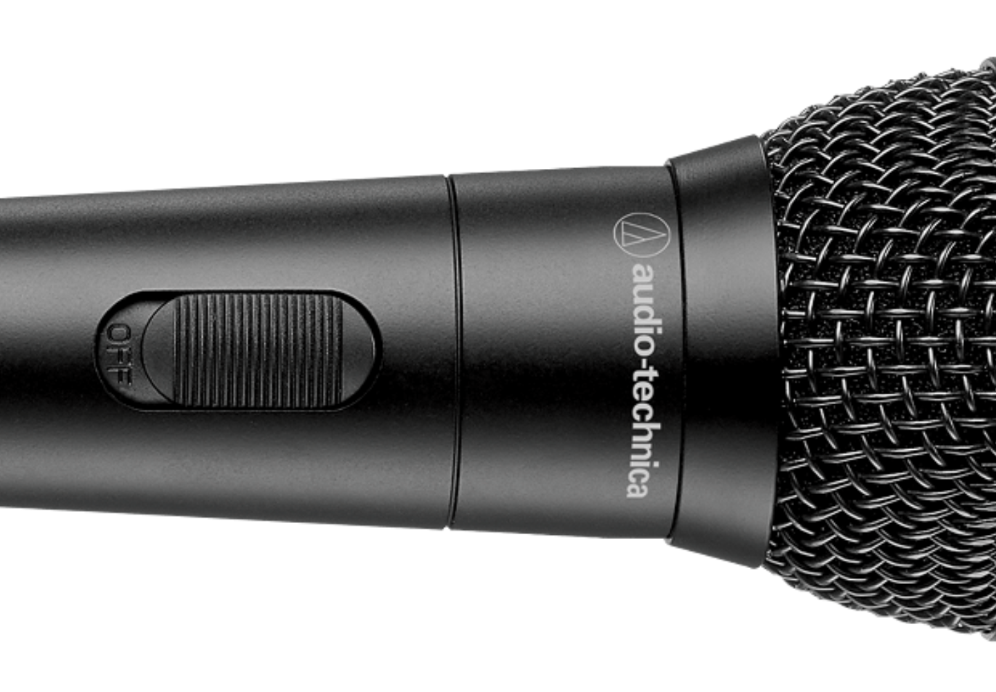 Pessoa cantando ao vivo com o microfone ATR1300x
