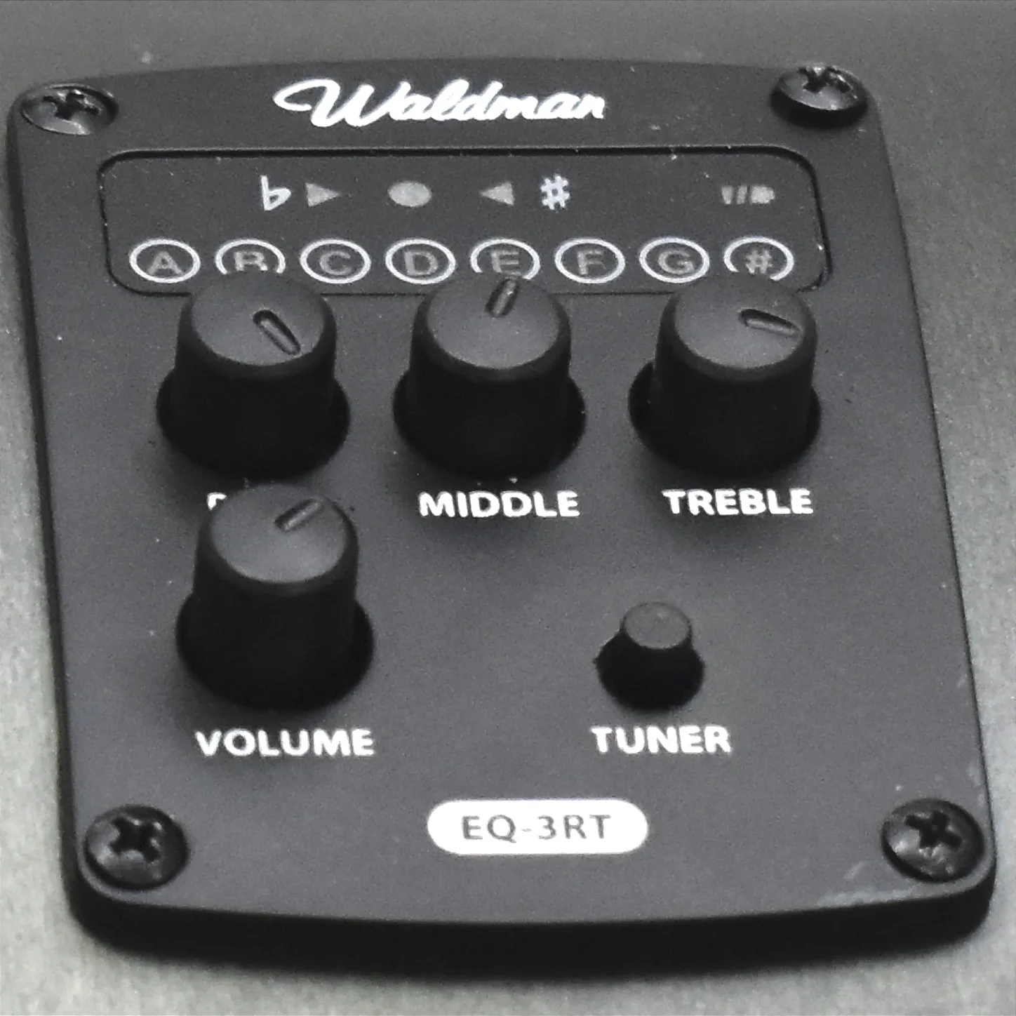 Headstock com tarraxas Die Cast blindadas para afinação estável