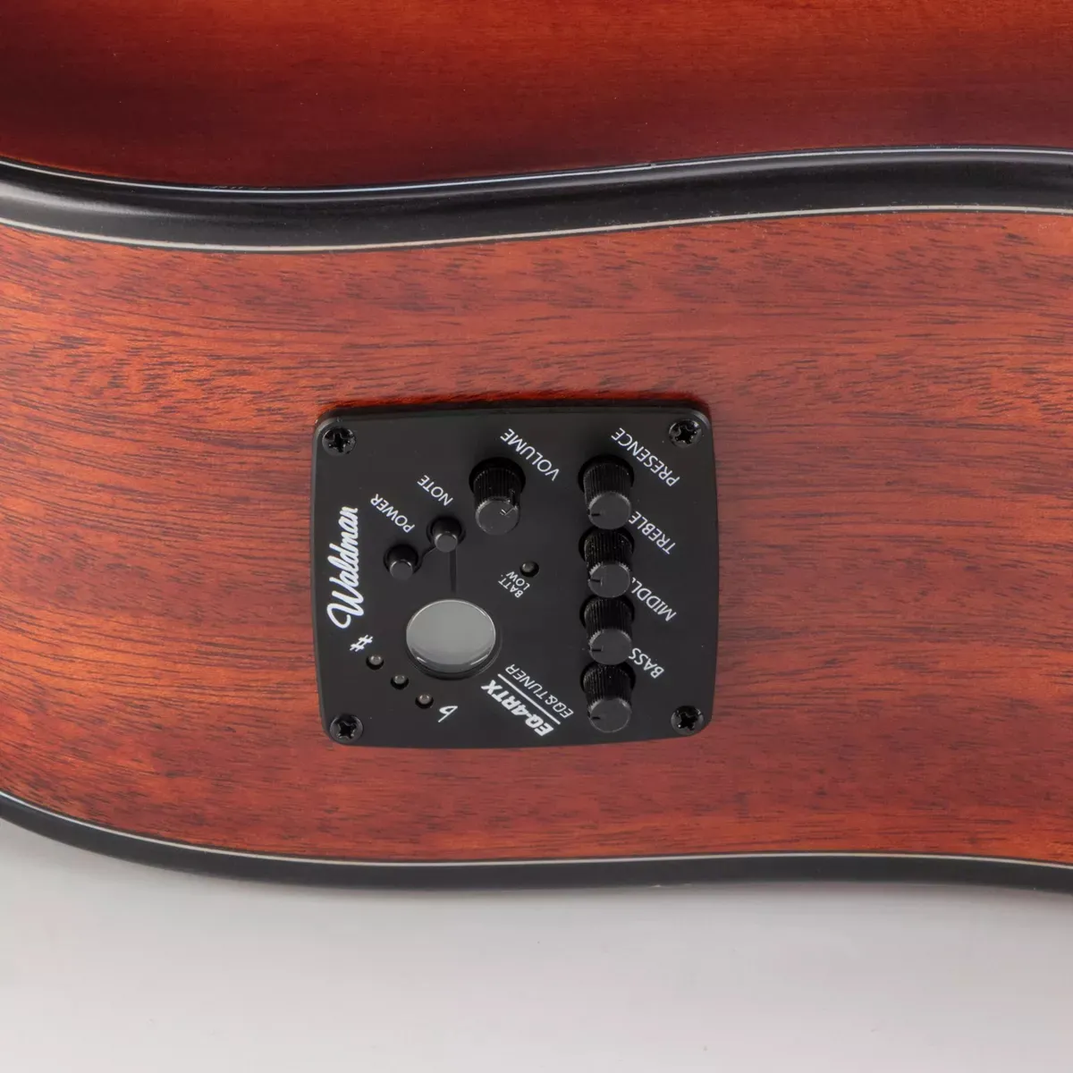 Detalhe do pré-amplificador ativo com EQ de 4 bandas e afinador