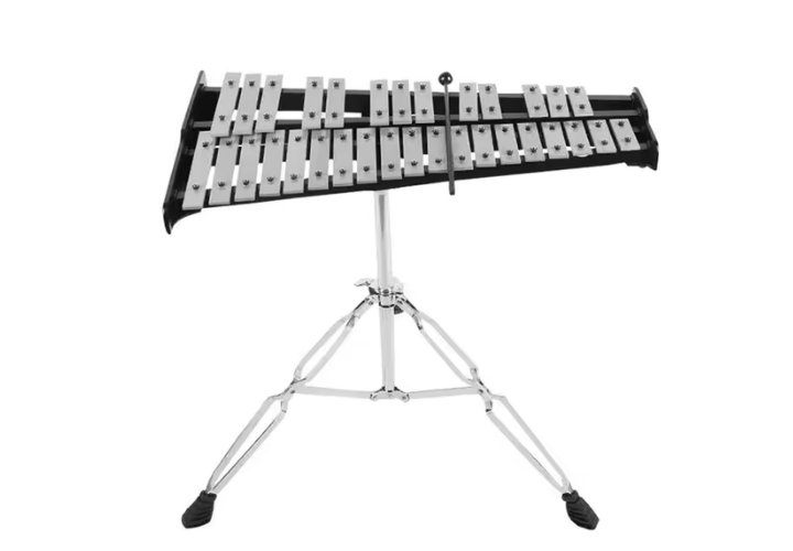 Close-up das barras de alumínio afinadas e baquetas