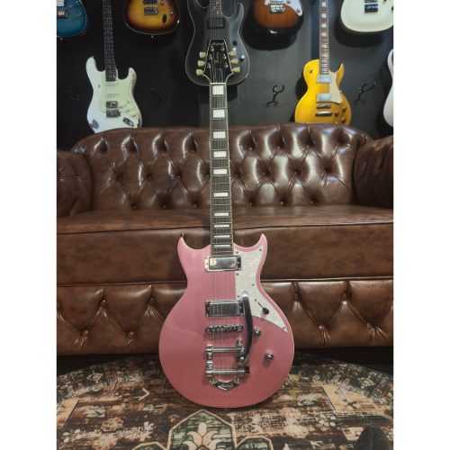 Guitarra Semiacústica Aria Pro II 212-MK2 Bowery Cadillac Pink com Captação Mini Humbucker e Bigsbyink