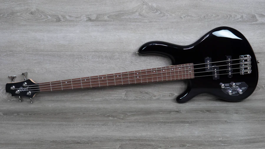 Contrabaixo 4 Cordas Ativo Canhoto Cort Action Bass Plus BK LH com Captadores PJ Powersound e EQ Ativo de 2 Bandas