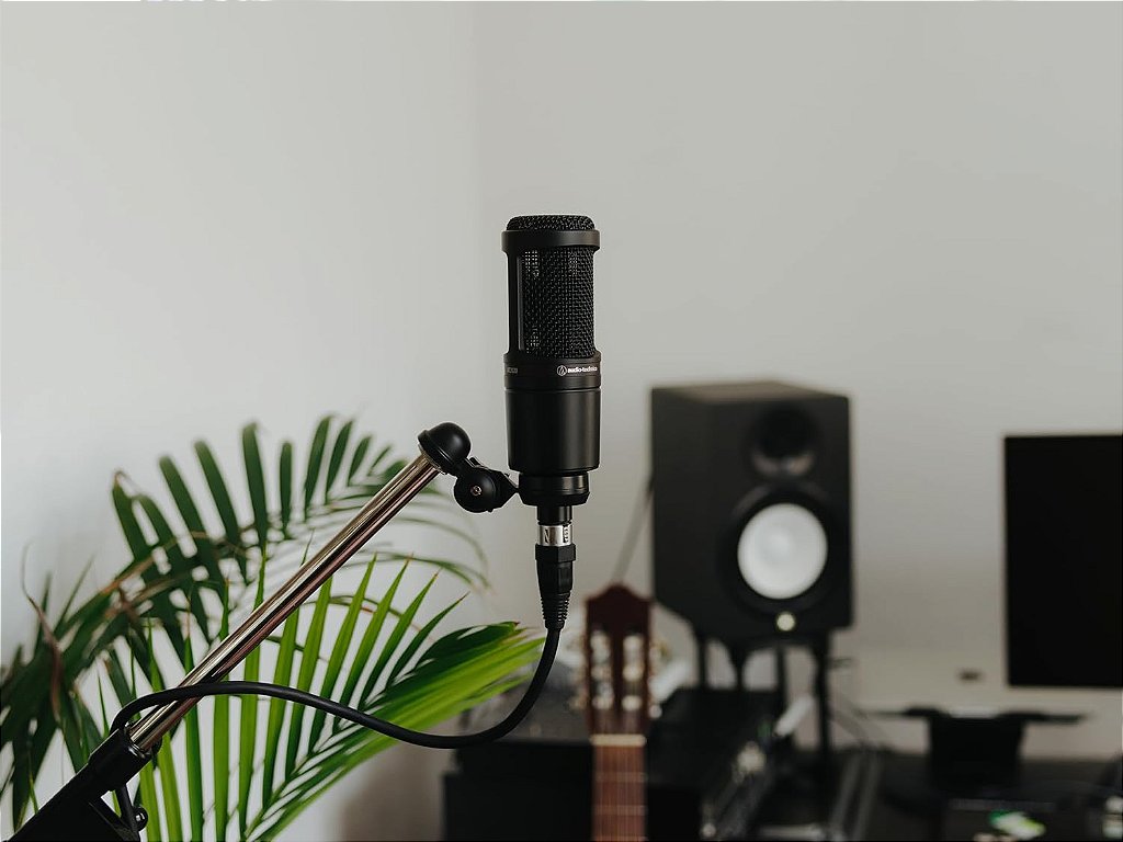 Microfone Audio-Technica AT2020 Condensador Cardioide para Estudio