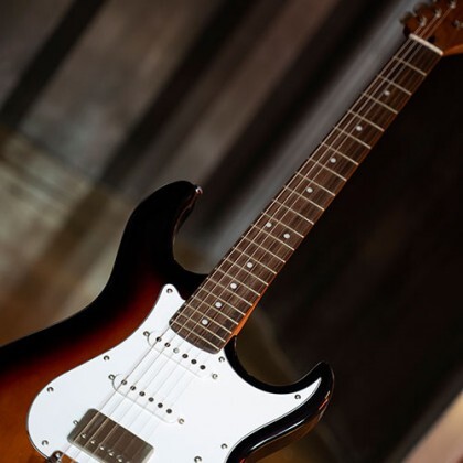 Guitarra Cort G260CS 3TS 3-Tone Sunburst com Captadores Voiced Tone HSS e Braço Roasted Maple