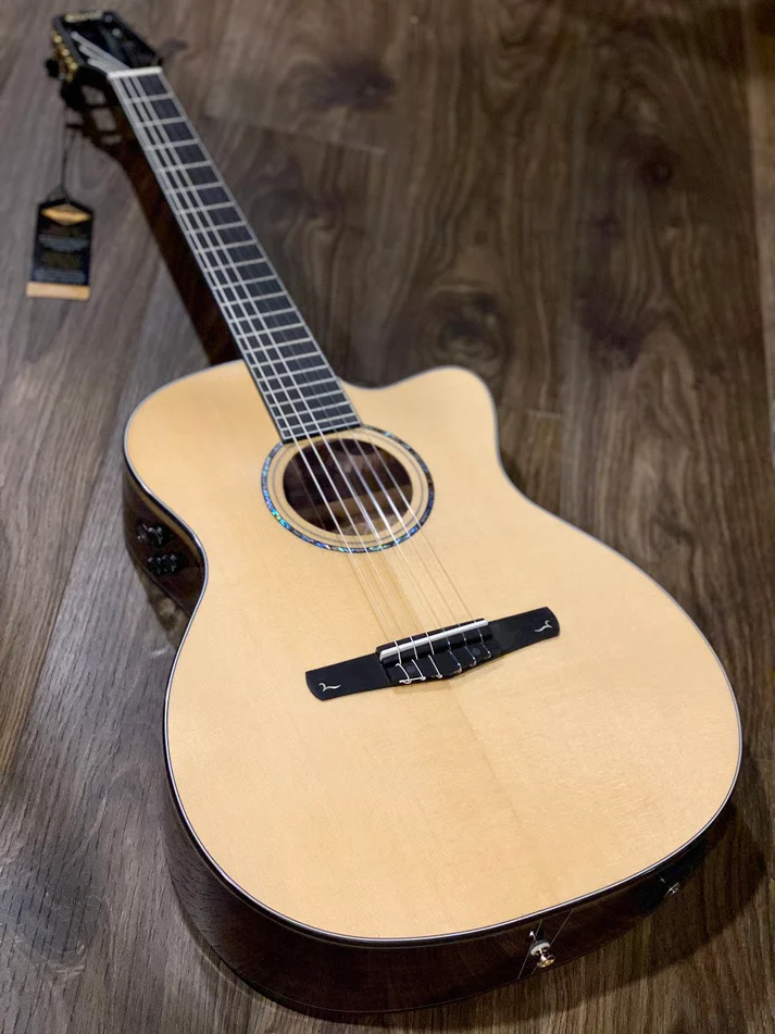 Violão Eletroacústico Cort Gold-OC8 NAT Natural Gloss OM Nylon com Engelmann Spruce e Fishman Flex Blend e Bag