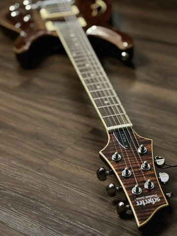 Guitarra Schecter C-1 E/A Classic CEP Cat's Eye Pearl com
