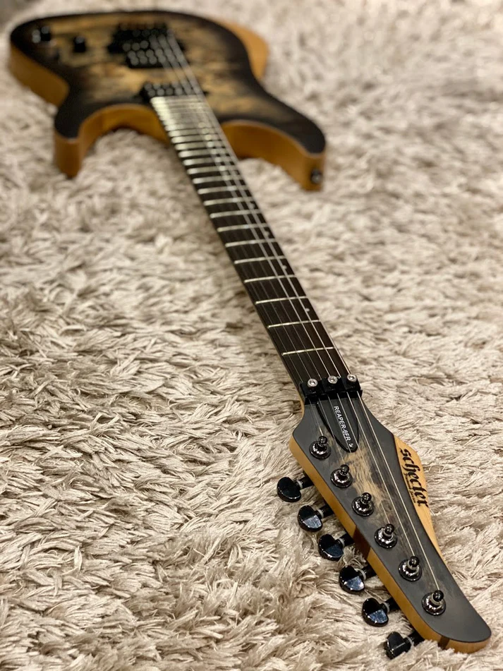 Guitarra Schecter Reaper-6 SCB Satin Charcoal Burst com Captadores Schecter Diamond UltraTron HH e Ponte Schecter Custom Hardtail String-Thru 1500