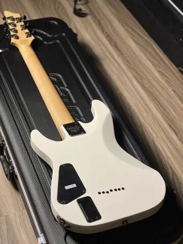 Guitarra Schecter Demon-7 VWHT Vintage White 7 Cordas com Captadores Schecter Diamond Active HB-105S HH e Ponte Schecter Custom Hardtail 3681