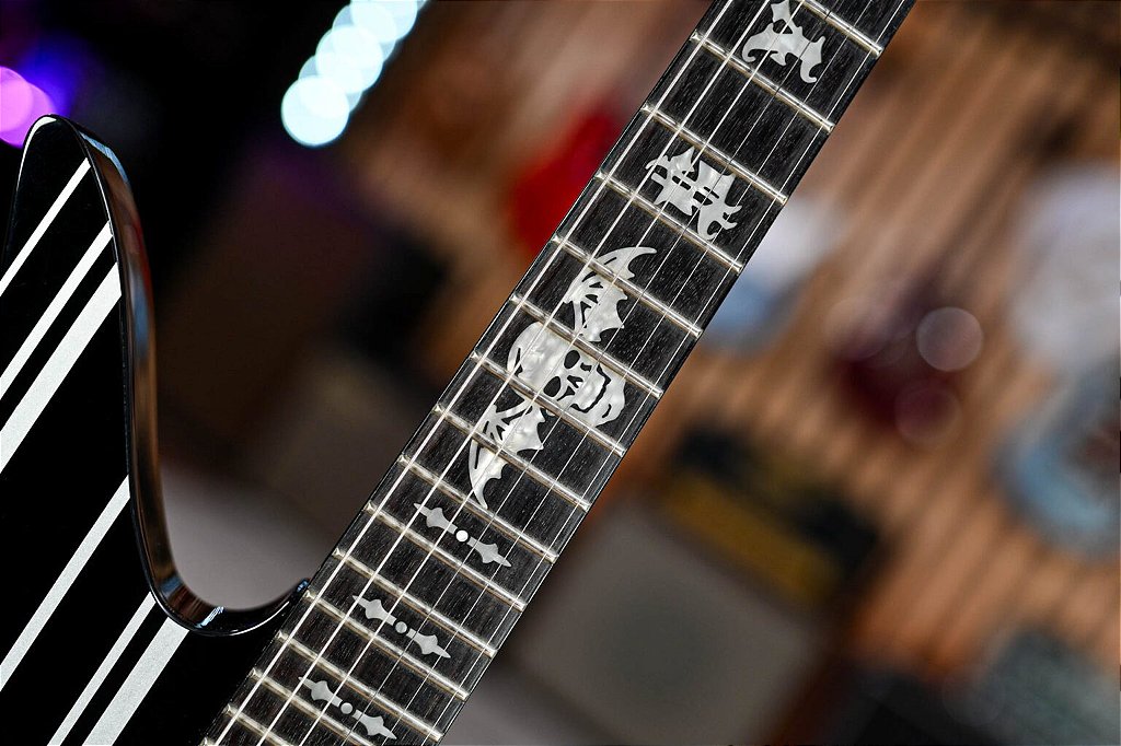 Guitarra Schecter Synyster Standard GBSP Gloss Black with Silver Pinstripes com Captadores Schecter USA SuperCharger Mach II HH e Ponte Tune-O-Matic 1739
