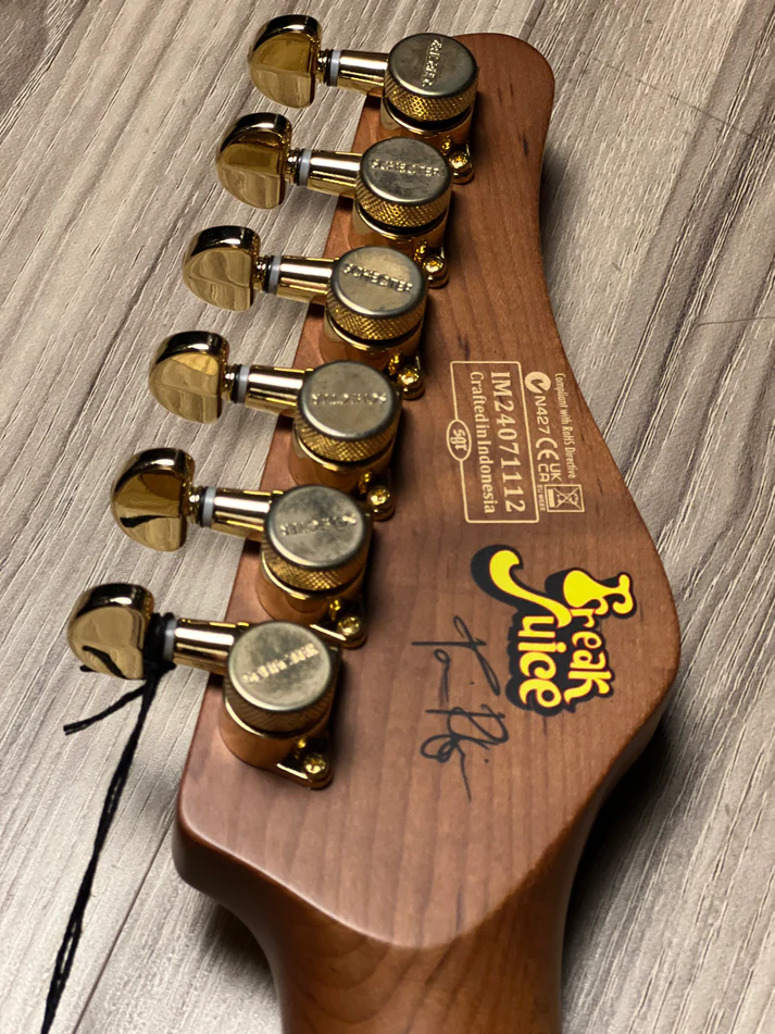 Guitarra Schecter Tori Ruffin Freak Juice Traditional Juice Burst com Captadores Schecter USA SuperCharger Mach-6 HH e Ponte Hipshot Hardtail String-Thru 2299