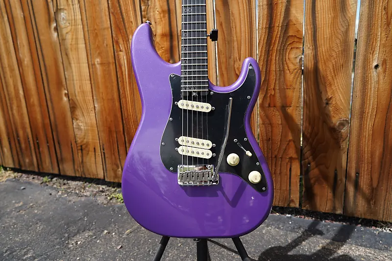 Guitarra Schecter MV-6 MP Metallic Purple com Captadores Schecter Diamond 351 SSS e Ponte Schecter 2-Point Tremolo 4200
