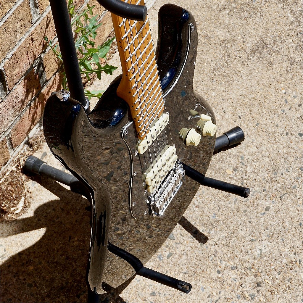 Guitarra Schecter MV-6 GB Gloss Black com Captadores Schecter Diamond 351 SSS e Ponte Schecter 2-Point Tremolo 4201