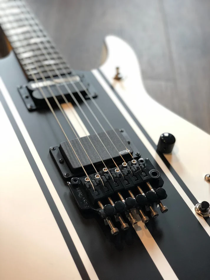 Guitarra Schecter DJ Ashba SWHT Satin White com Captadores Sustainiac/EMG 81 e Ponte Floyd Rose 1500 279