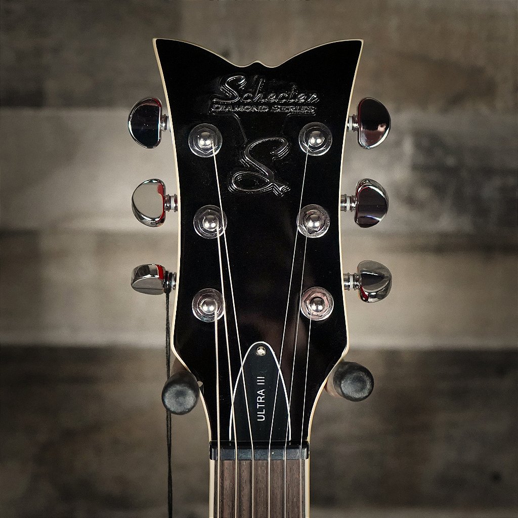 Guitarra Schecter Ultra-III VRED Vintage Red com Captadores Schecter Diamond Ultra-Tron e Ponte Bigsby B50 3154