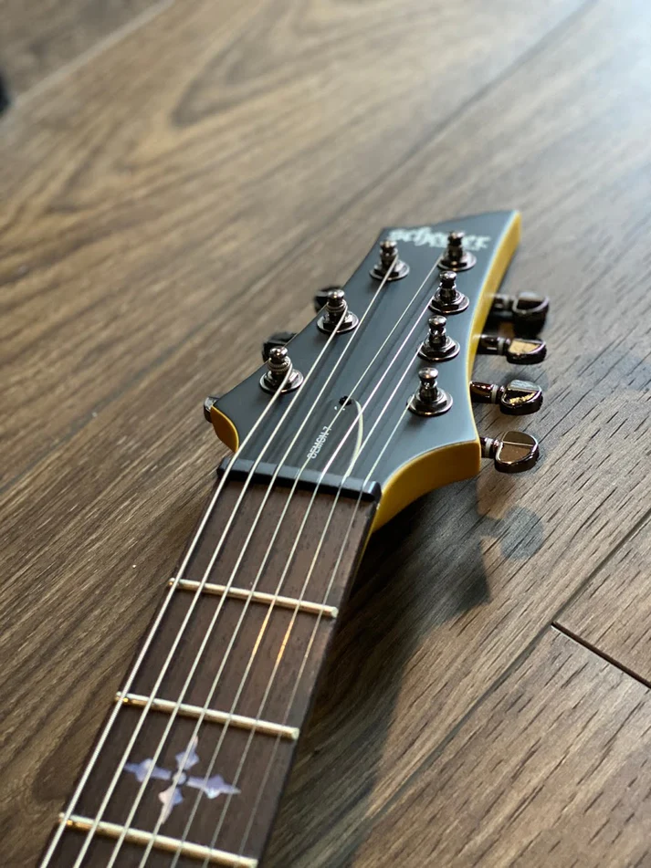 Guitarra Schecter Demon-7 ABS Aged Black Satin 7 Cordas com Captadores Schecter Diamond Active HB-105S e Ponte Hardtail 3662