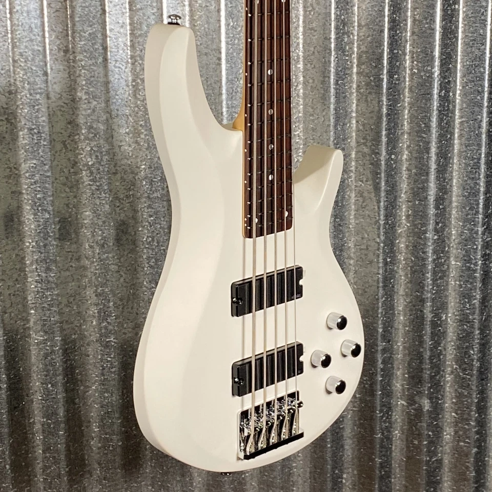Contrabaixo Elétrico Schecter C-5 Deluxe Satin White com Captadores Schecter Diamond Bass e Ponte Schecter Diamond Hardtail 587