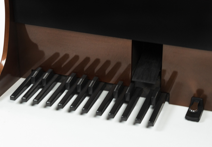 Órgão Digital Acordes AC450 Marrom com Teclados Waterfall, Drawbars Configuráveis, 128 Timbres GM e Pedaleira de 20 Pedais