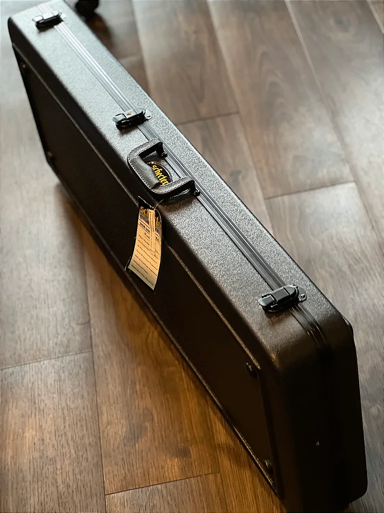 Case Schecter SGR-1C C-Shape Hardcase Black com Interior Black e Compartimentos Internos 1620