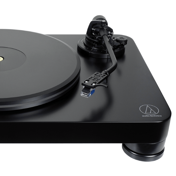 Toca-Discos Audio-Technica AT-LP7 com Acionamento por Correia Manual, Pré-Amplificador Fonográfico MM/MC Chaveável, Braço em J e Cápsula VM520EB Dual Moving Magnet