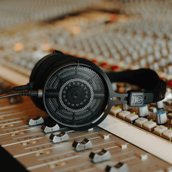 Fone de Ouvido Profissional Audio-Technica ATH-R70xa Open-Back de Referência com Drivers 45mm, Cabo Desconectável e Construção Leve
