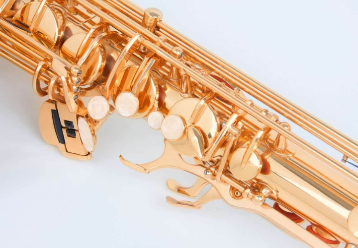 Saxofone Tenor Hofma HST 403 Laqueado com Apoio de Polegar Regulável, Chaves Niqueladas e Estojo Extra Luxo Inclusos