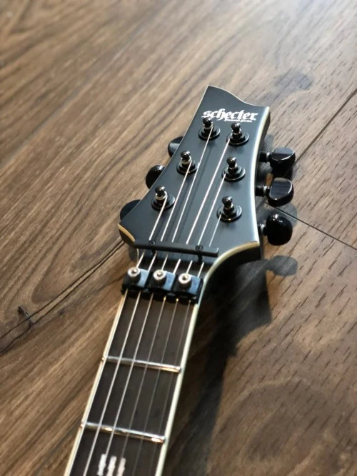 Guitarra Schecter C-1 FR-S SLS Elite Evil Twin Satin Black com Captadores Schecter USA Apocalypse-VI e Sustainiac e Ponte Floyd Rose 1500 Series 1348