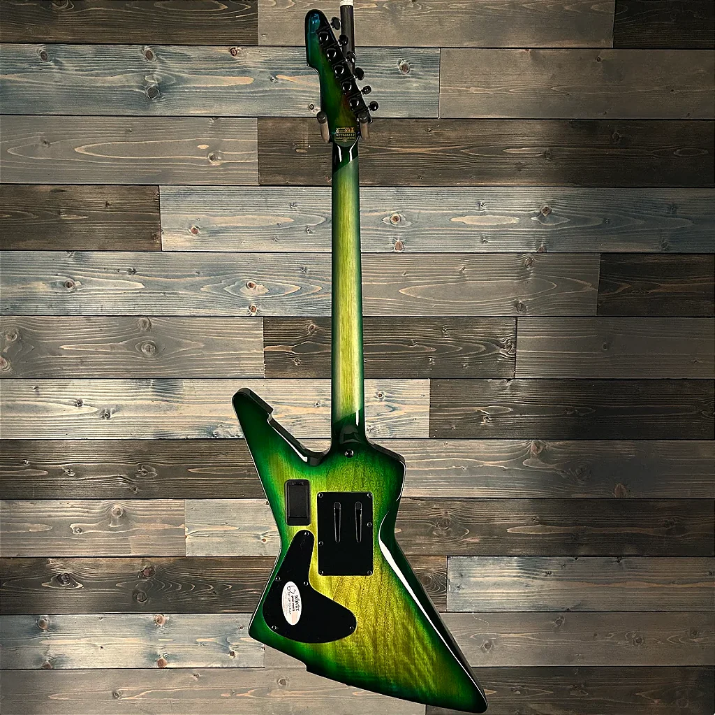 Guitarra Schecter E-1 FR S Special Edition Green Burst com Captadores Schecter USA Apocalypse-VI e Sustainiac e Ponte Floyd Rose 1500 Series 3255