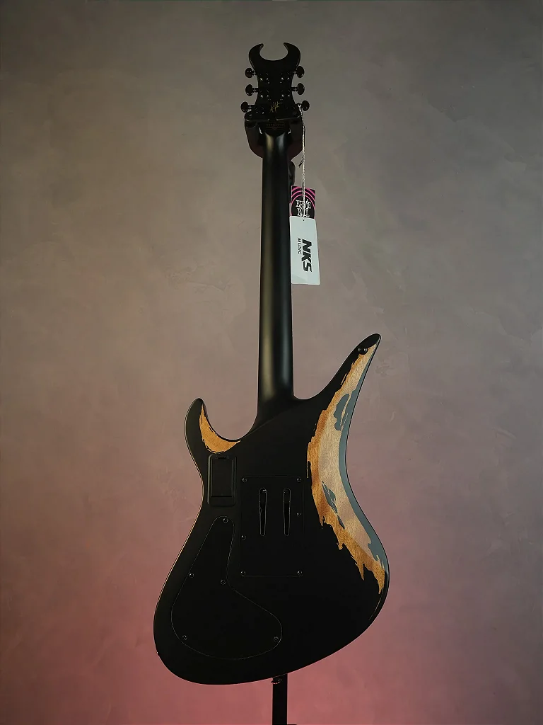 Guitarra Schecter Synyster Custom-S Distressed Satin Black com Captadores Schecter USA Synyster Gates Signature Humbucker e Sustainiac e Ponte Floyd Rose 1500 Series 1749