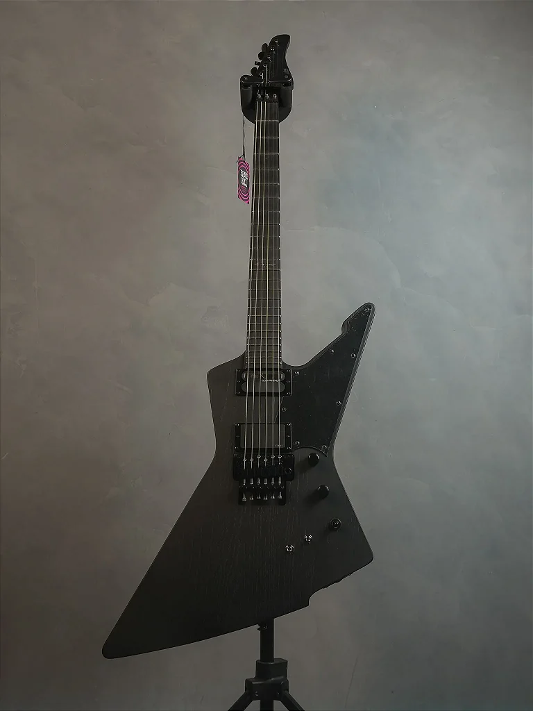 Guitarra Schecter Jake Pitts E-1 FR-S Satin Black Open Pore com Captadores Schecter USA Apocalypse-VI e Sustainiac e Ponte Floyd Rose 1500 Series 2952