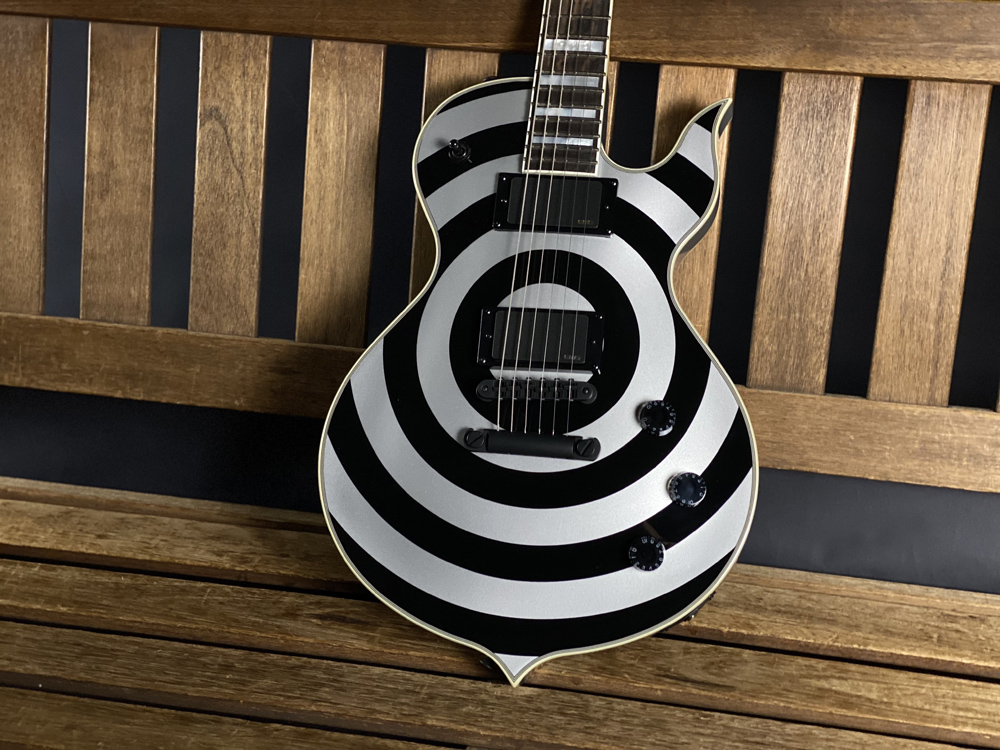 Guitarra Schecter Odin Grail Silver Bullseye com Captadores EMG 81/85 e Ponte TonePros Tune-O-Matic 4535