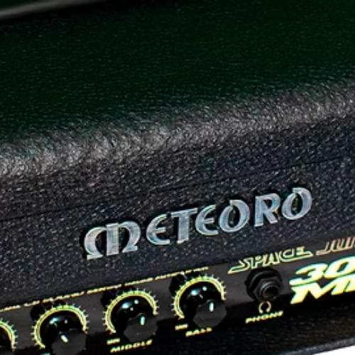 Cabeçote Meteoro 300 MB RMS para Contrabaixo com Filtros Voicing (Lo Cut, Mid Contour, Hi Boost) Pad -10dB para Ativo Saída para Caixa Externa e Gabinete em Alumínio Preto para Som Limpo e Potente