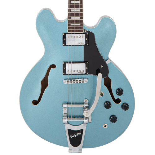 Guitarra Vintage Reissued VSA500BGHB Semi-Acústica Bigsby Gun Hill Blue com Corpo Maple Braço Mogno Parafusado Escala Rosewood 22 Trastes 2 Captadores Humbucker Wilkinson WOCHB Ponte Wilkinson TOM Bigsby