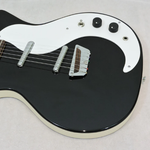 Guitarra Danelectro Stock '59 Black com Captadores Lipstick Single-Coil Corpo Shorthorn Semi-Oco e Ponte Wraparound
