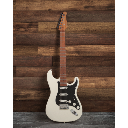Guitarra Benson Hardy HD 901 OWT BKPG Olympic White com Captadores Wilkinson Alnico 5 Single-Coil Ponte Wilkinson Tremolo 2 Pivôs e Bag