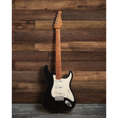 Guitarra Benson Hardy HD 901 BK APPG Black com Captadores Wilkinson Alnico 5 Single-Coil Ponte Wilkinson Tremolo 2 Pivôs Pickguard Aged Pearl e Bag
