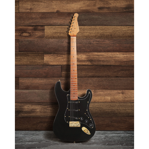 Guitarra Benson Hardy HD 901 BK Gold Black com Captadores Wilkinson Alnico 5 Single-Coil Ponte Wilkinson Tremolo 2 Pivôs Pickguard Black Hardware Gold e Bag