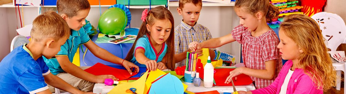 Crianças brincando com artes