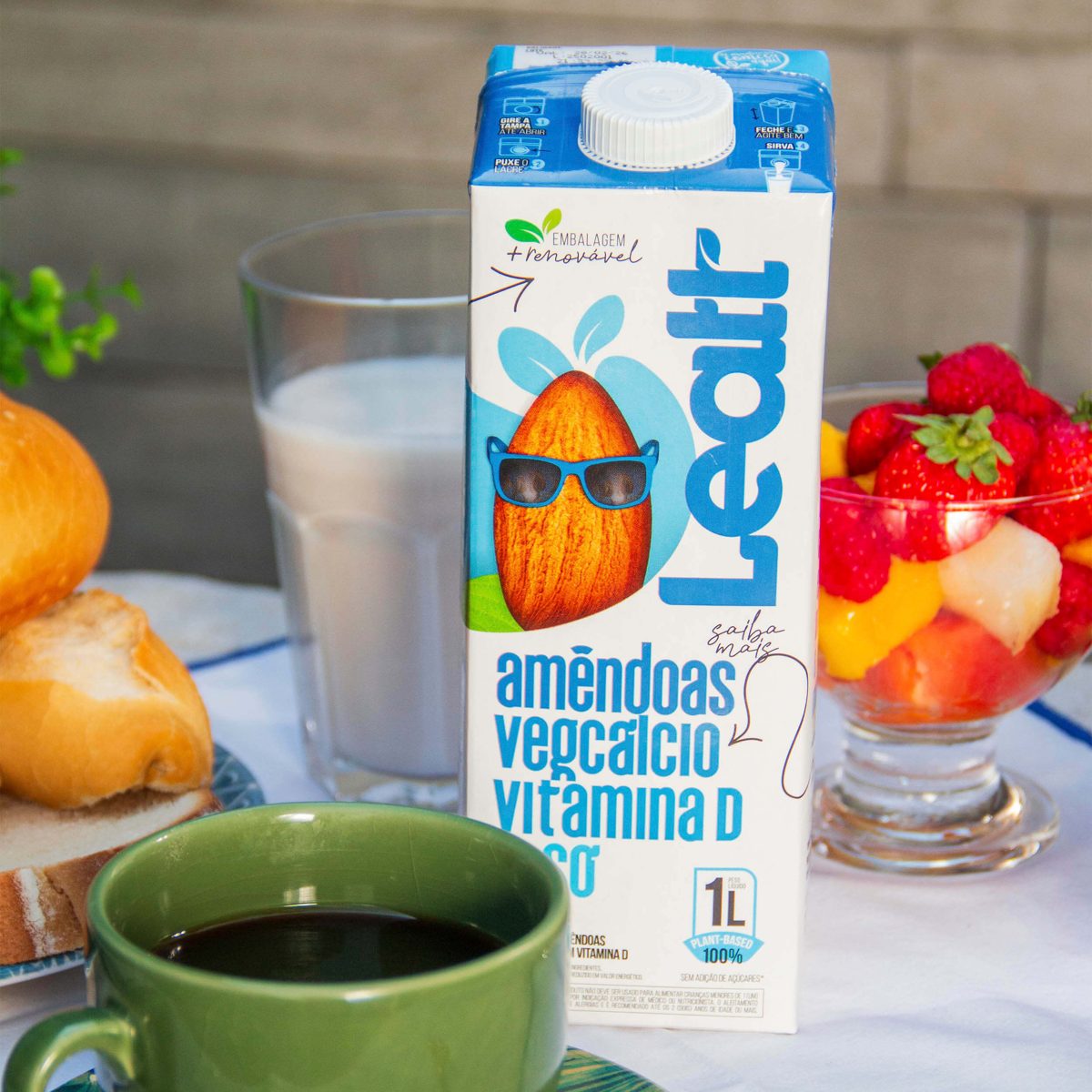Leite de amêndoas Leatt 1L na mesa do café da manhã, com frutas e pães