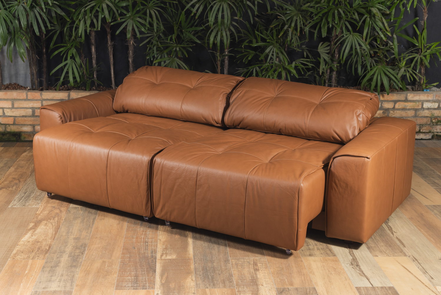 SOFÁ DE COURO CONNOR CARAMELO AMARULA RECLINÁVEL COM ASSENTO