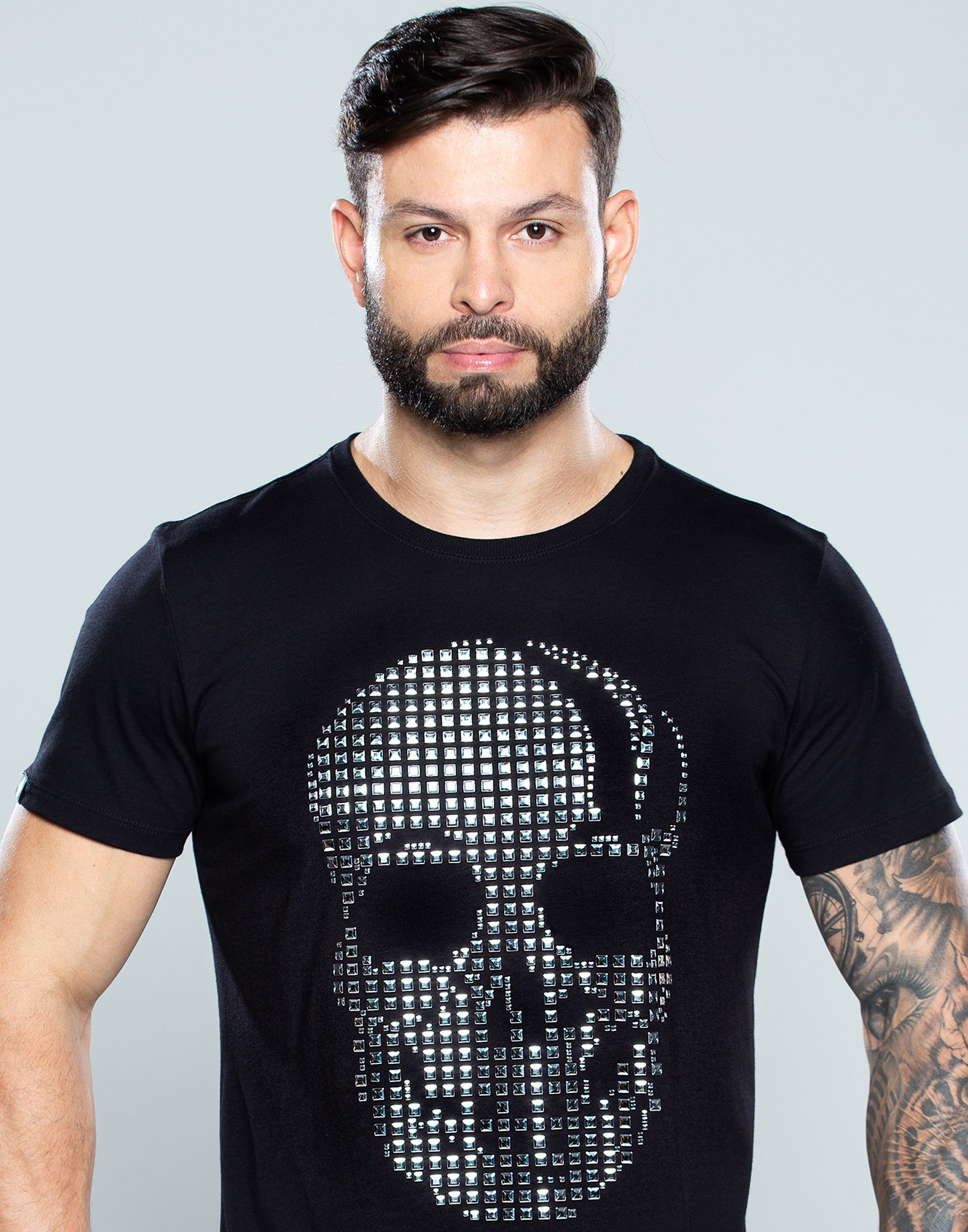 Camiseta masculina premium preta placa de metal frontal prateada