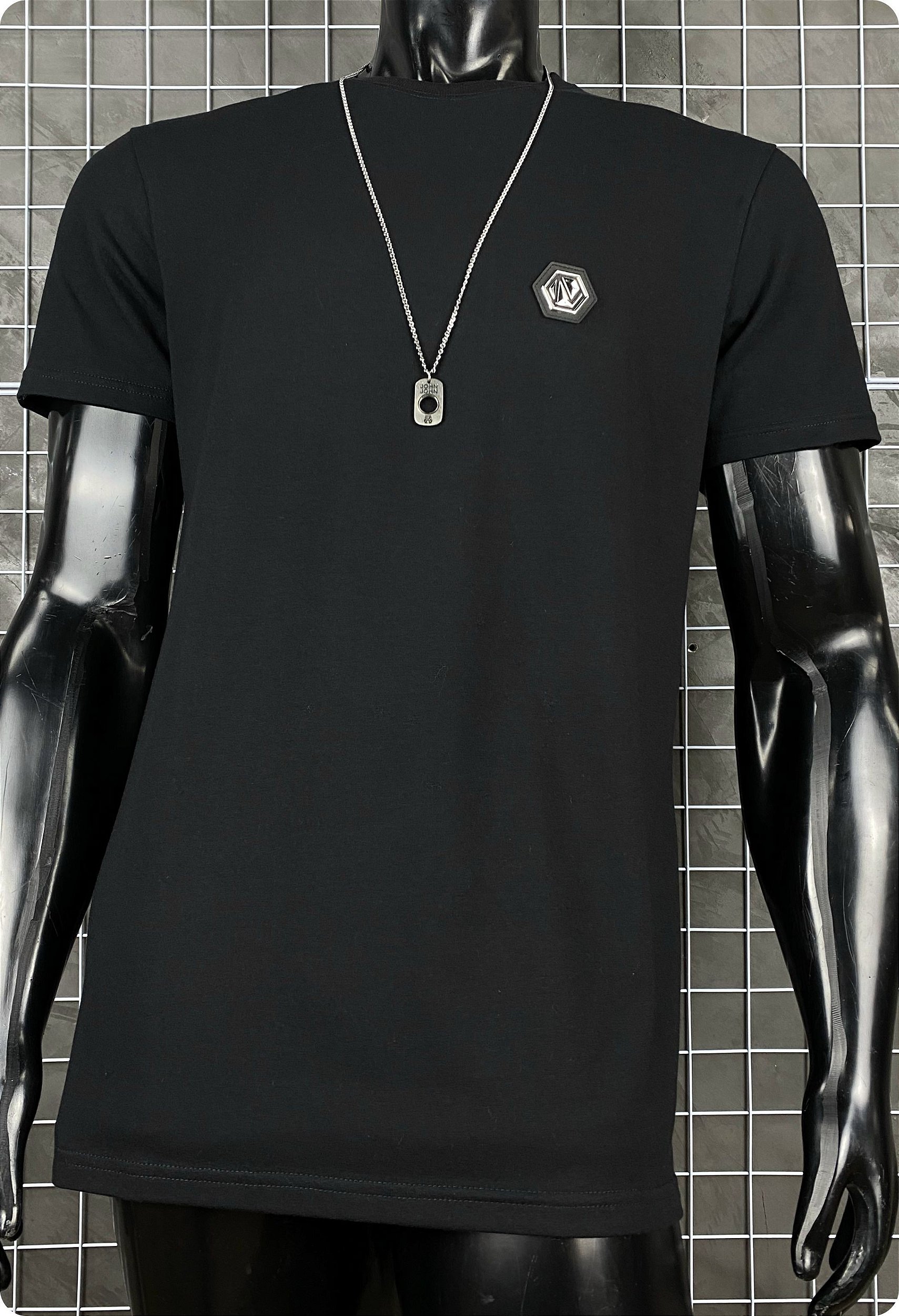 Camiseta masculina premium preta placa de metal frontal prateada - JOHN  VERDAZZI: The Ultimate Fashion Luxury E-Shop - Site Oficial