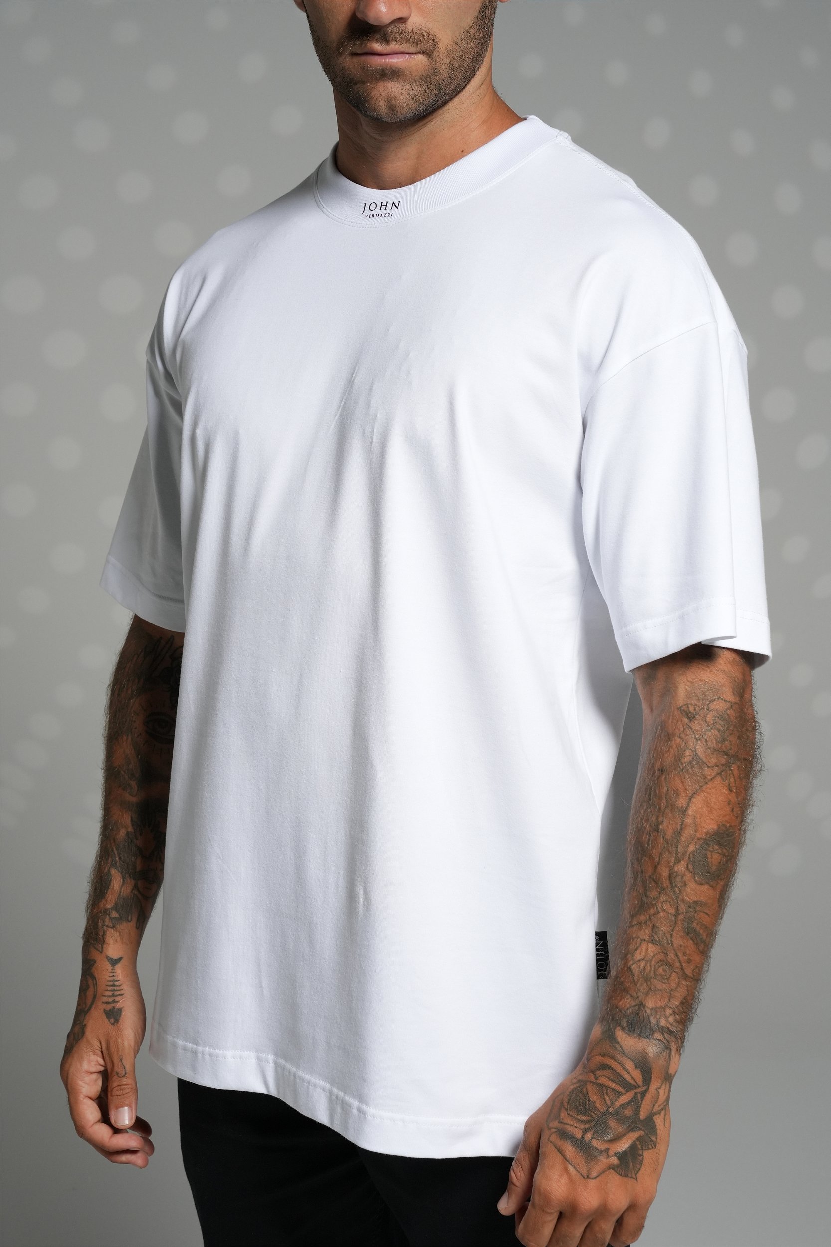 Camiseta oversized white - micrologo na gola - JOHN VERDAZZI: The Ultimate  Fashion Luxury E-Shop - Site Oficial