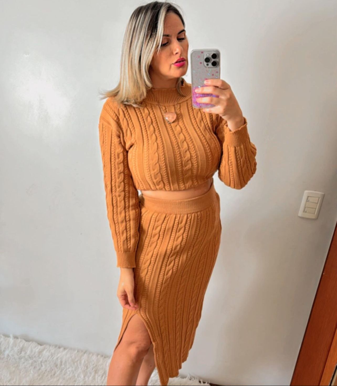 Trico Dzarm Saia Midi Dzarm Saia Longa Saias Trico SAIA LONGA TRICÔ MIDI  PLISSADA MARROM Saias, image size:1284x1471