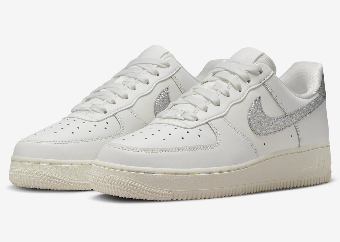 TÊNIS NIKE AIR FORCE 1 LOW SUMMIT WHITE METALLIC SILVER SAIL (COMPLETOS)