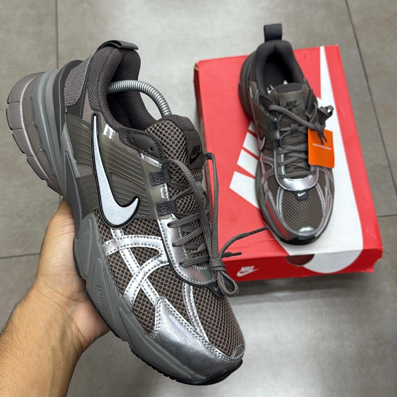 TÊNIS NIKE V2K RUN CAVE STONE METALLIC SILVER (COMPLETO